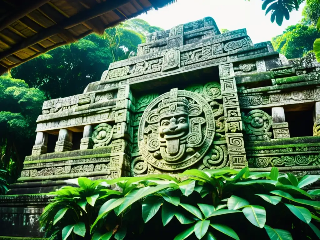 Ruinas del templo maya con serpiente esculpida en piedra